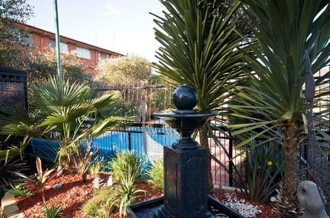 Country Plaza Queanbeyan - Accommodation Newcastle 2