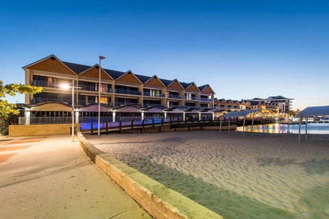 Dolphin Quay Apartment Hotel - Accommodation Newcastle 0