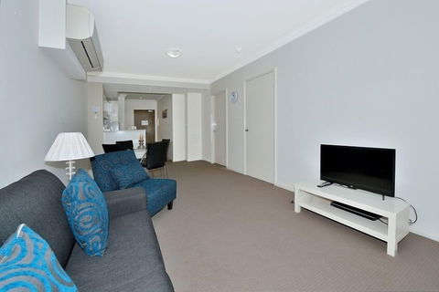 Dolphin Quay Apartment Hotel - Accommodation Newcastle 2