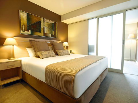 Oaks Embassy - Accommodation Newcastle 2