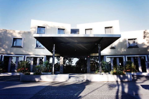 Golden Pebble Hotel - Accommodation Newcastle 0
