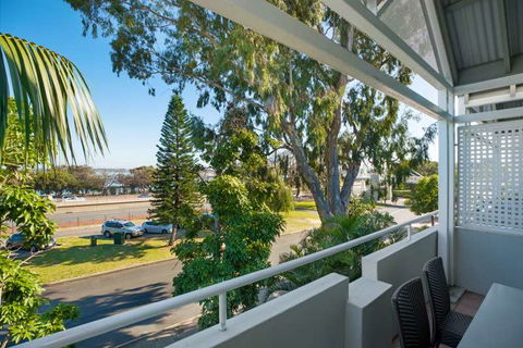 Broadwater Resort Apartments - Accommodation Newcastle 2