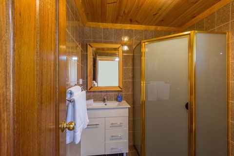 Black Gold Country Cabins And Motel - Accommodation Newcastle 5
