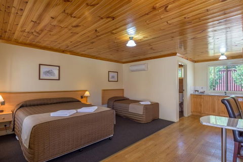 Black Gold Country Cabins And Motel - Accommodation Newcastle 6
