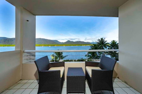 Hilton Cairns - Accommodation Newcastle 3