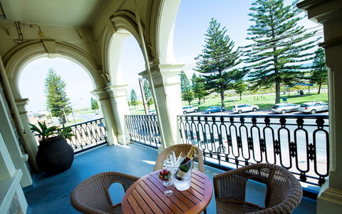 Largs Pier Hotel - Accommodation Newcastle 2