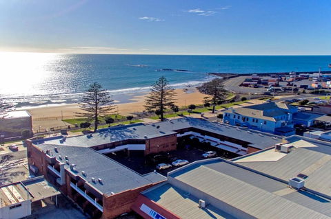 Beachfront Voyager Motor Inn - Accommodation Newcastle 0