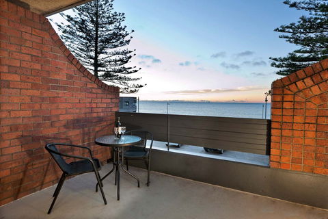 Beachfront Voyager Motor Inn - Accommodation Newcastle 2