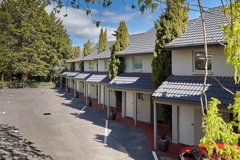 Elphin Villas - Accommodation Newcastle 0