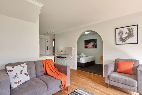 Elphin Villas - Accommodation Newcastle 6