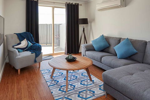 Elphin Villas - Accommodation Newcastle 7