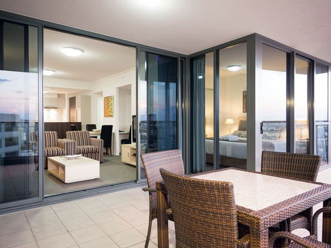 Oaks Aurora - Accommodation Newcastle 2