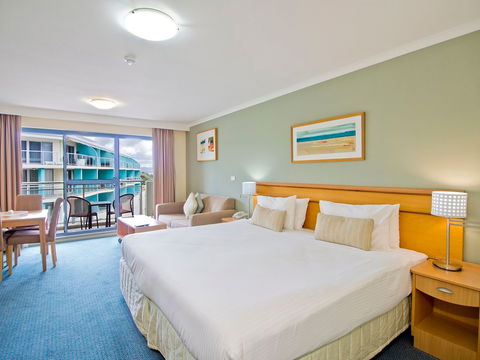 Oaks Waterfront Resort - Accommodation Newcastle 2