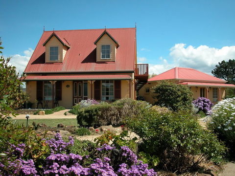 Swansea Cottages - Accommodation Newcastle 0