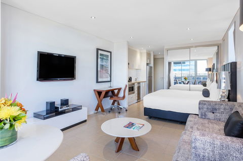 Meriton Suites Broadbeach - Accommodation Newcastle 0