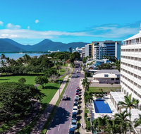 Holiday Inn Cairns Harbourside - Accommodation Newcastle