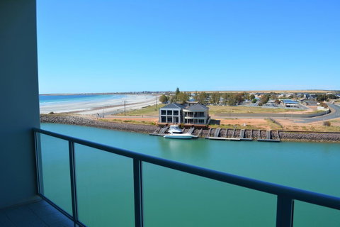 Wallaroo Marina Luxury Apartment - Accommodation Newcastle 6