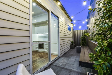 Aloha Central Luxury Apartments - Accommodation Newcastle 13