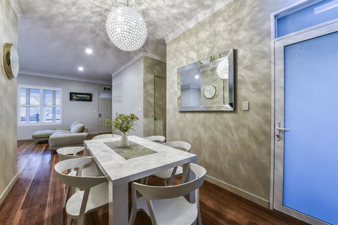 Aloha Central Luxury Apartments - Accommodation Newcastle 9