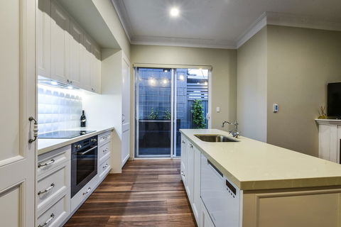 Aloha Central Luxury Apartments - Accommodation Newcastle 10