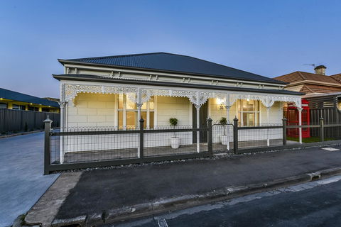 Aloha Central Luxury Apartments - Accommodation Newcastle 12
