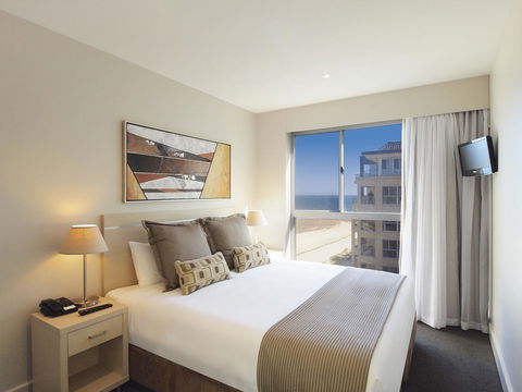 Oaks Glenelg Plaza Pier Suites - Accommodation Newcastle 2