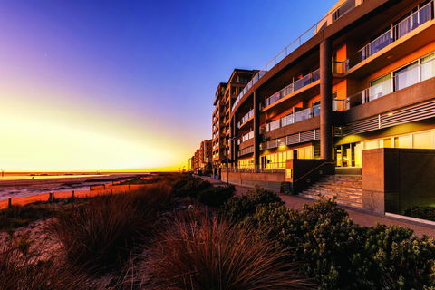 Oaks Glenelg Plaza Pier Suites - Accommodation Newcastle 0