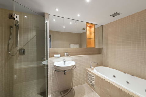 Oaks Glenelg Plaza Pier Suites - Accommodation Newcastle 3