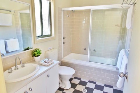 SkyView Villa - Accommodation Newcastle 11