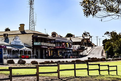 Commercial Hotel Morgan - Accommodation Newcastle 1