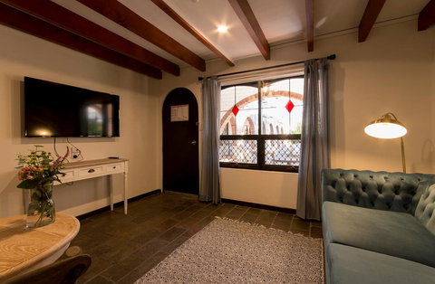 The Manor Basket Range - Accommodation Newcastle 7