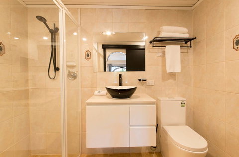 The Manor Basket Range - Accommodation Newcastle 6