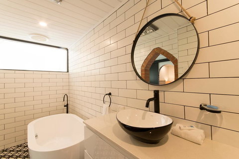 The Manor Basket Range - Accommodation Newcastle 2