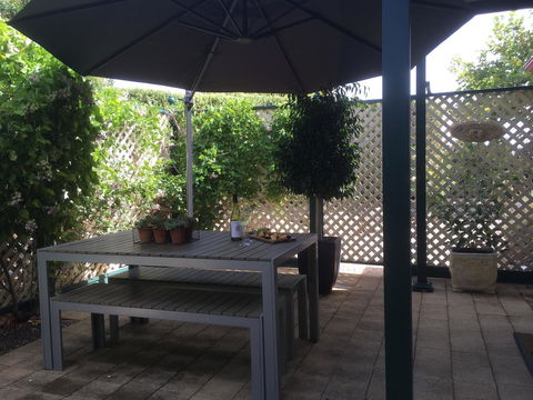 Wine And Roses Bed And Breakfast - Accommodation Newcastle 3