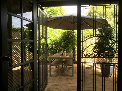 Wine And Roses Bed And Breakfast - Accommodation Newcastle 4