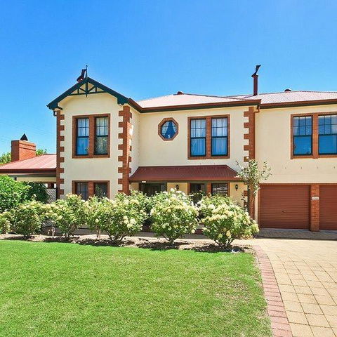 Wine And Roses Bed And Breakfast - Accommodation Newcastle 0