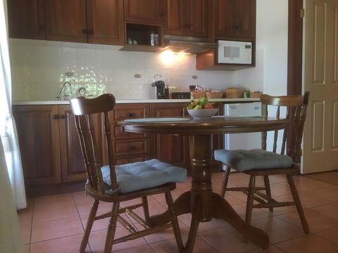 Wine And Roses Bed And Breakfast - Accommodation Newcastle 2