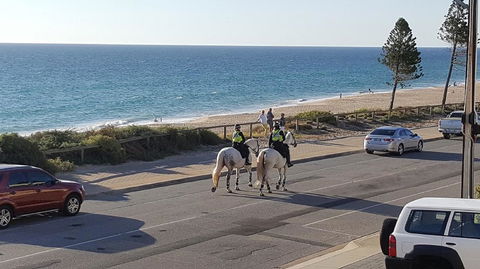 Beachside Escape On The Esplanade - Accommodation Newcastle 4