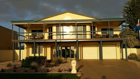 Beachside Escape On The Esplanade - Accommodation Newcastle 0