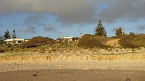 Beachside Escape On The Esplanade - Accommodation Newcastle 3