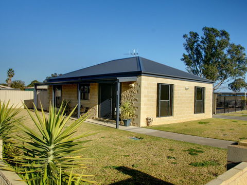 DBJ Holiday Units - Accommodation Newcastle 0
