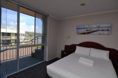 Hilton Beachfront Motel - Accommodation Newcastle 34