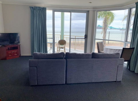 Hilton Beachfront Motel - Accommodation Newcastle 7