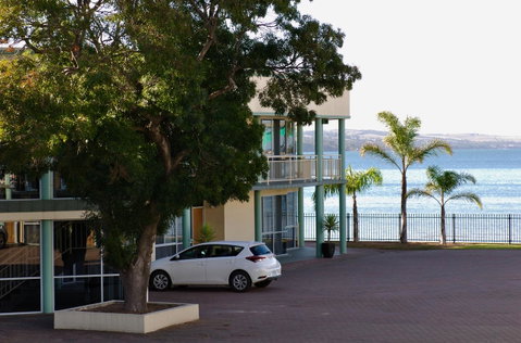 Hilton Beachfront Motel - Accommodation Newcastle 42