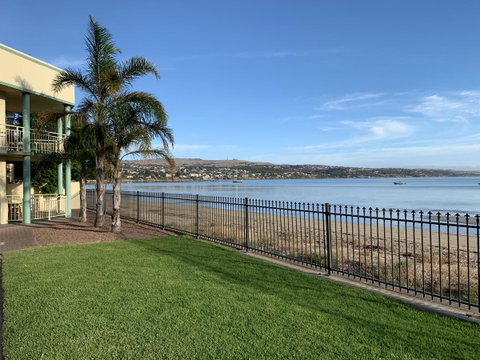 Hilton Beachfront Motel - Accommodation Newcastle 4