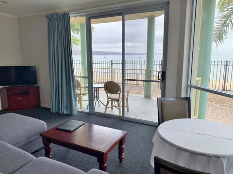 Hilton Beachfront Motel - Accommodation Newcastle 3