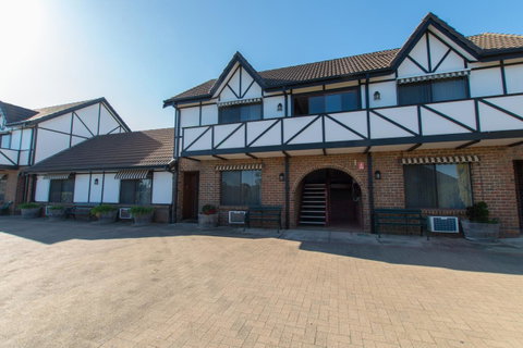 Mick O\'Sheas - Accommodation Newcastle 36
