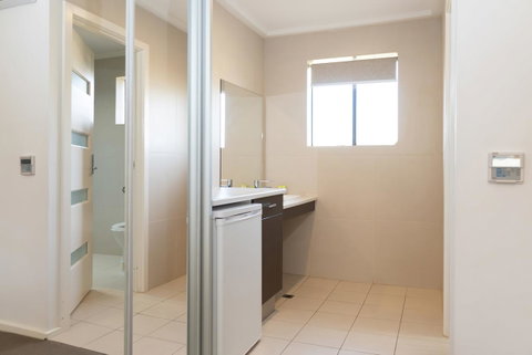 Mick O\'Sheas - Accommodation Newcastle 3