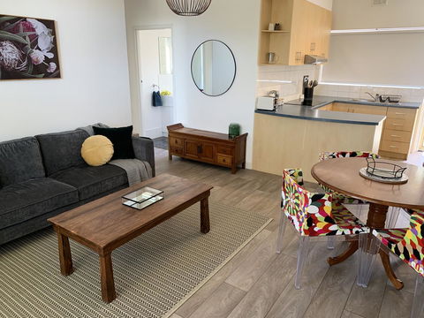 Sunshine Four - Accommodation Newcastle 0