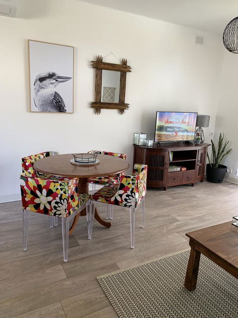 Sunshine Four - Accommodation Newcastle 3